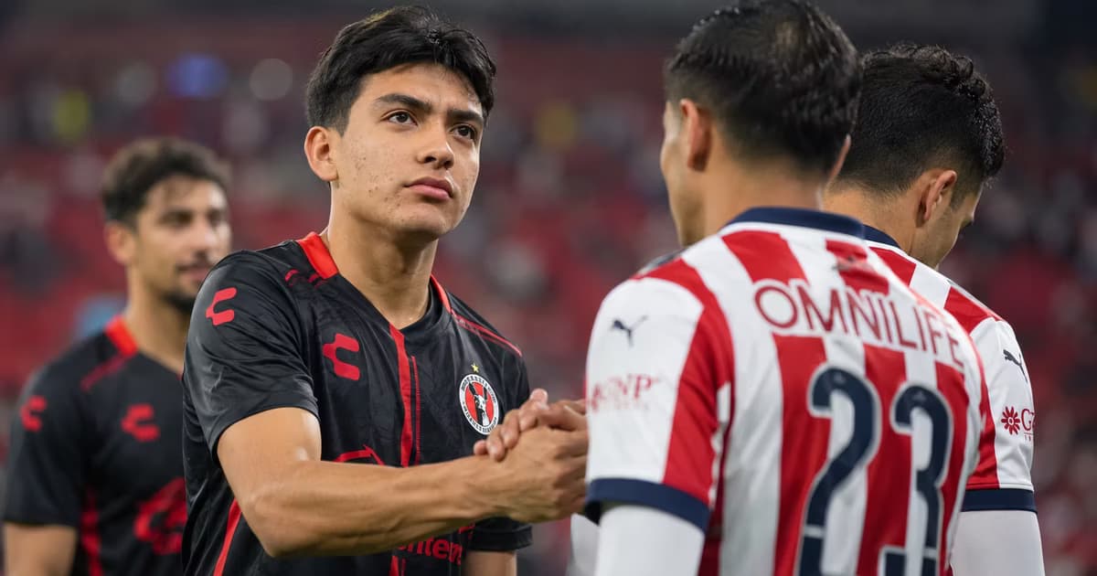 Gilberto Mora permaneció sobre el terreno de juego después del 5-2 y se acercó a varios futbolistas de Chivas para felicitarlos por la victoria.