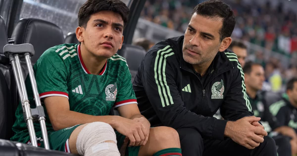 Gilberto Mora permaneció en la banca ante Perú y Rafa Márquez reveló que el juvenil arrastra molestias físicas.