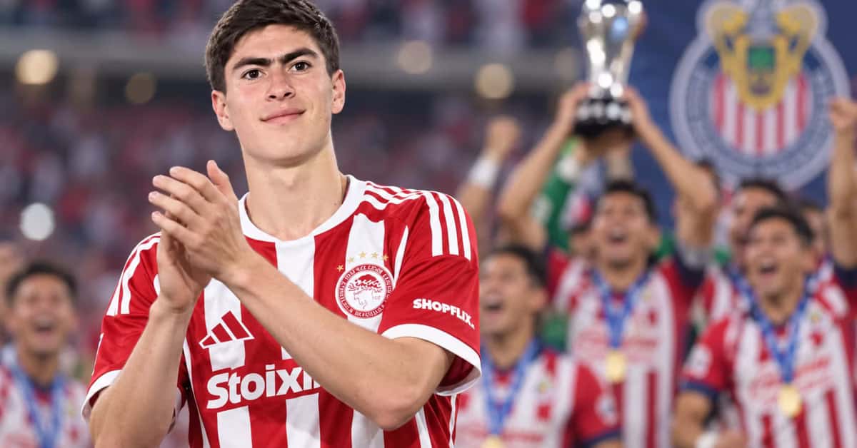 Armando González dejó Chivas para continuar su carrera en Olympiacos, pero mantiene la confianza en el proyecto de Gabriel Milito y en las posibilidades del Rebaño de pelear por el título.