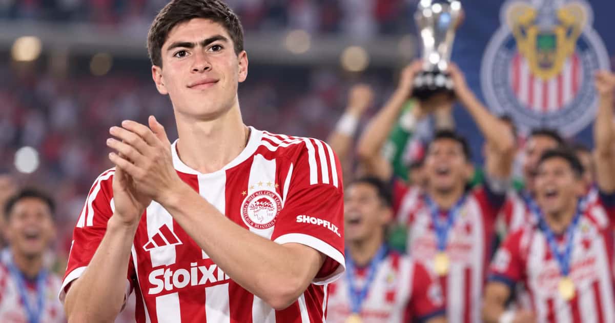 Armando González dejó Chivas para continuar su carrera en Olympiacos, pero mantiene la confianza en el proyecto de Gabriel Milito y en las posibilidades del Rebaño de pelear por el título.