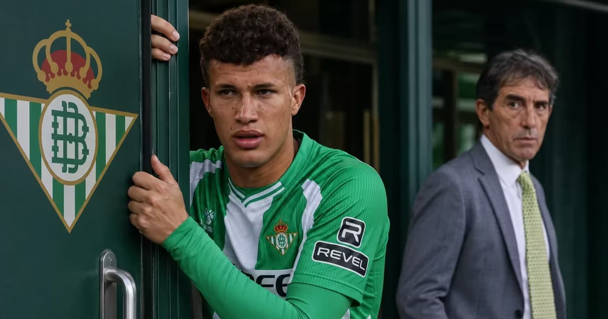 Nelson Deossa agarrándose de la puerta del Betis.