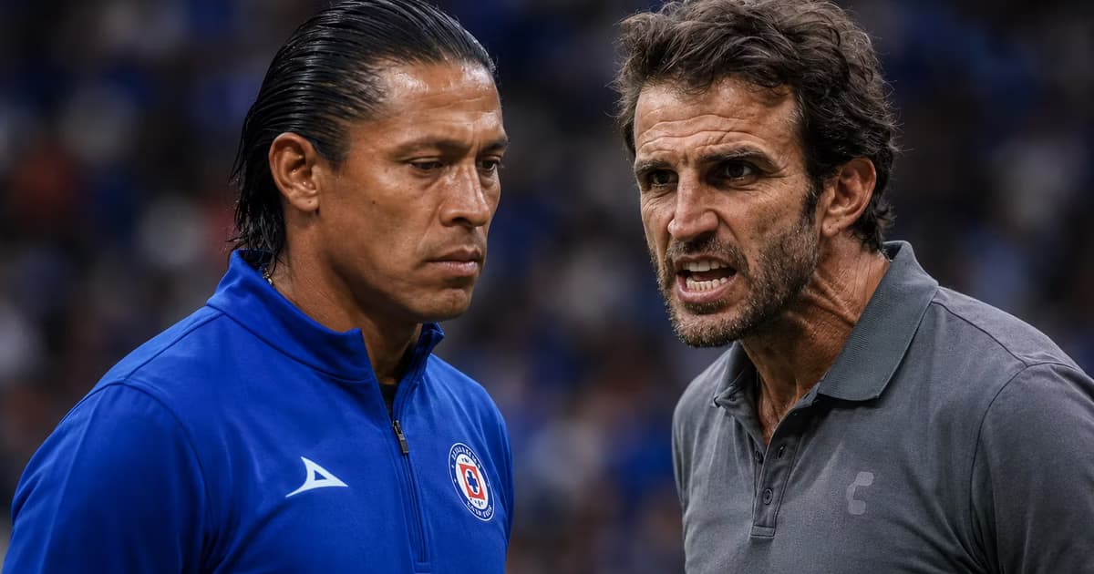 Joel Huiqui atraviesa su primer momento complicado como entrenador definitivo de Cruz Azul, pero mantiene el respaldo de una estructura deportiva encabezada por Iván Alonso.