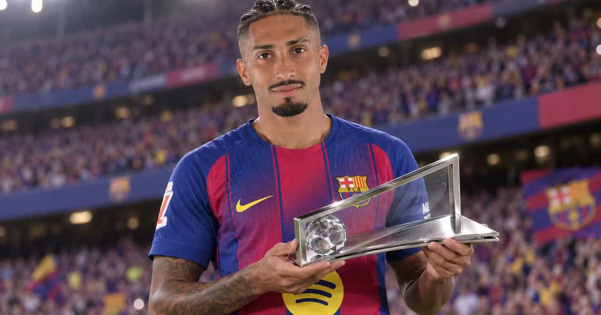 Raphinha dejó a dos defensores en el suelo antes de marcar el primer gol del Barcelona frente a Feyenoord en la Champions League.