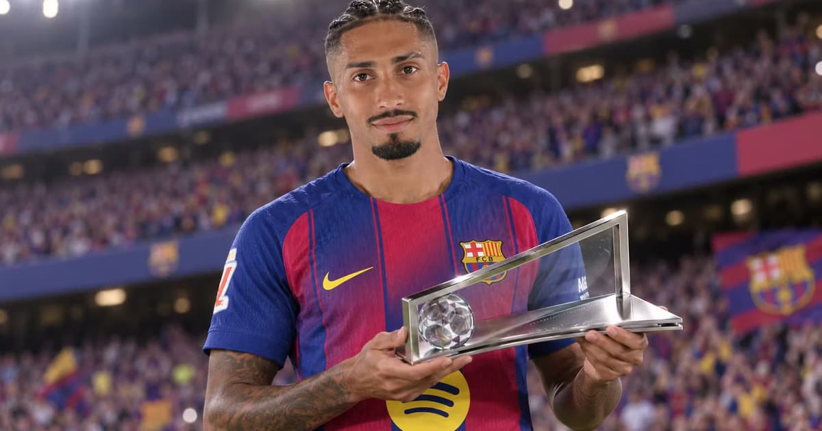 Raphinha dejó a dos defensores en el suelo antes de marcar el primer gol del Barcelona frente a Feyenoord en la Champions League.