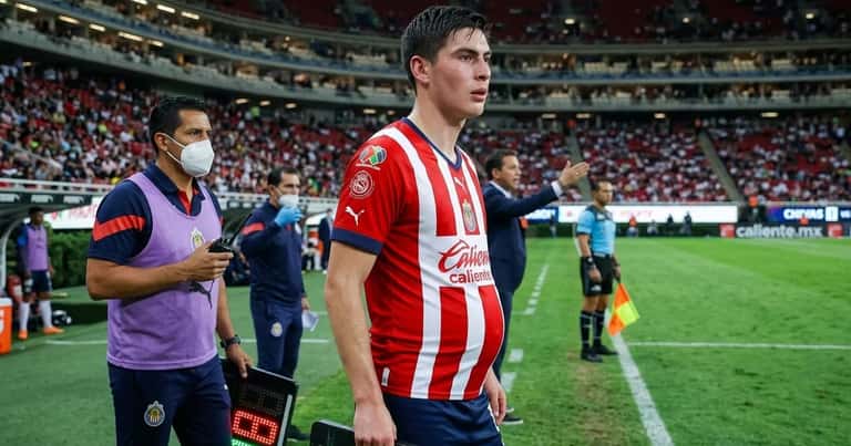 Armando González luce pasado de tortas y esa sería la razón por la que no rinde en Chivas