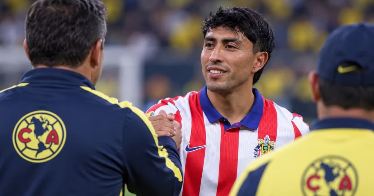 Omar Govea se acercó a saludar a integrantes del staff del América después del Clásico Nacional, club en cuyas fuerzas básicas inició una parte importante de su formación.