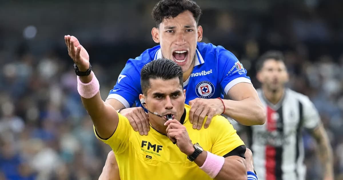 Jugadores de Cruz Azul reclamando y Jesús Orozco tratando de ejemplificar.