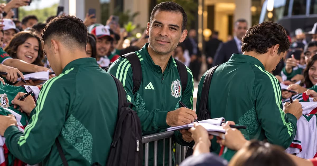 Rafa Márquez y varios jugadores de México atendieron a los aficionados a su llegada a Los Ángeles antes del partido frente a Chile.