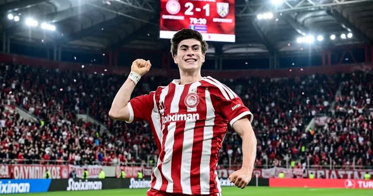 Armando González celebró su primer doblete en Europa durante el partido de Olympiacos frente a Volos NFC.