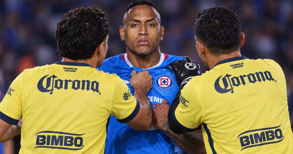 Willer Ditta terminó involucrado en la bronca del Clásico Joven después de recibir empujones durante el enfrentamiento entre jugadores de Cruz Azul y América.
