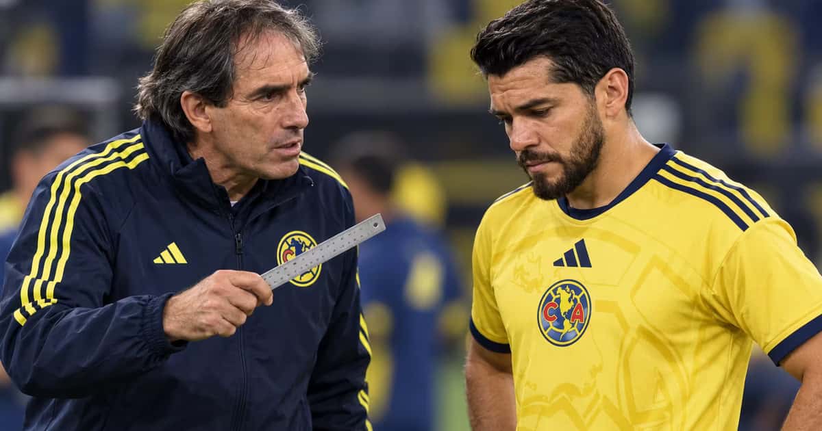 Henry Martín sostuvo una larga conversación con un integrante del cuerpo técnico del América después de su molestia por salir del Clásico Nacional.