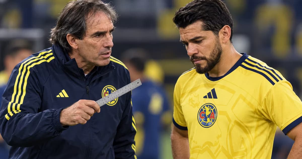 Henry Martín sostuvo una larga conversación con un integrante del cuerpo técnico del América después de su molestia por salir del Clásico Nacional.