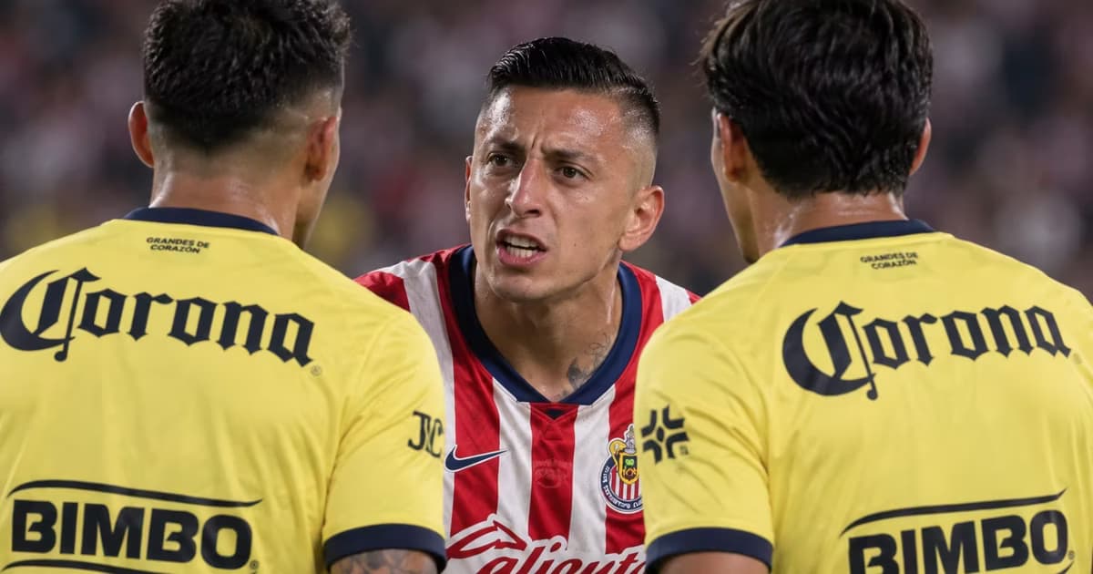 Roberto Alvarado protagonizó un intercambio de palabras con Edwin Cerrillo e Israel Reyes después del empate entre Chivas y América en el Clásico Nacional.