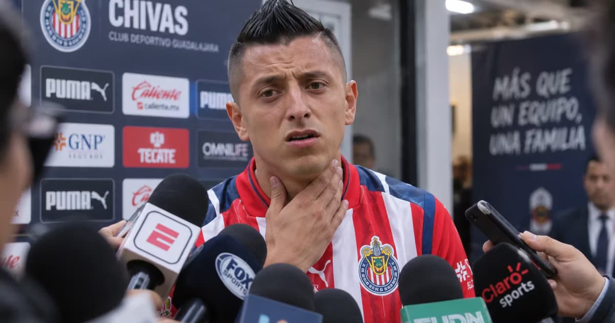 Roberto Alvarado evitó hablar con la prensa después del triunfo de Chivas y señaló una molestia en la garganta.