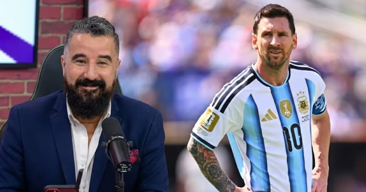 Álvaro Morales y a su lado, Lionel Messi