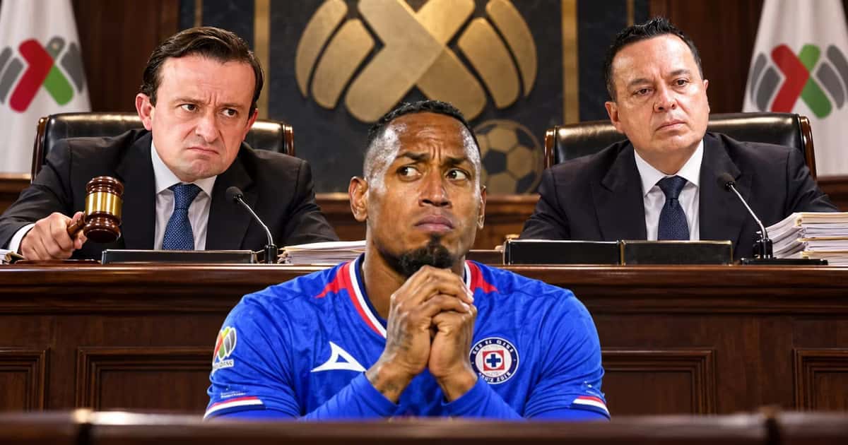 Willer Ditta encaró y tuvo contacto con el árbitro asistente durante el empate entre Cruz Azul y Toluca.