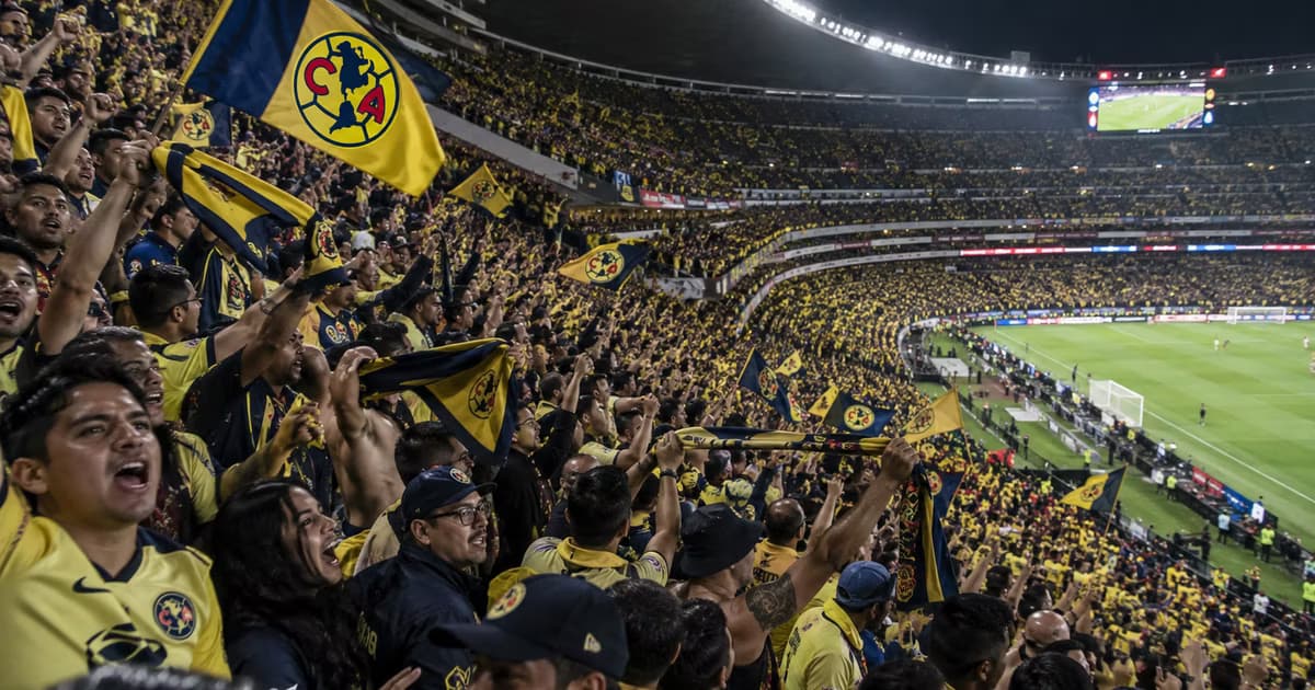 La afición del América respondió al llamado para pintar de amarillo el Estadio Banorte durante el Clásico Nacional frente a Chivas.