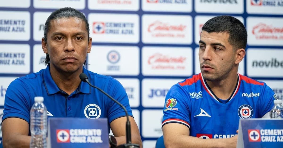 Joel Huiqui junto a Erik Lira en rueda de prensa