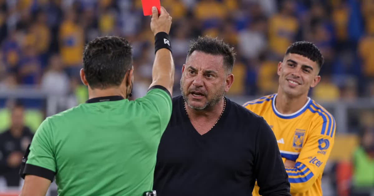 Juan Brunetta discutió con Antonio Mohamed durante el descanso entre Tigres y Toluca, mientras Víctor Manuel Vucetich intervino para retirar a sus jugadores y evitar nuevas expulsiones.