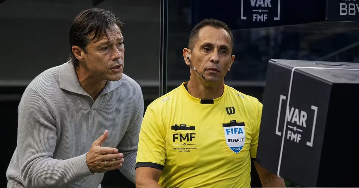 Matías Almeyda acercándose a Luis Enrique Santander.
