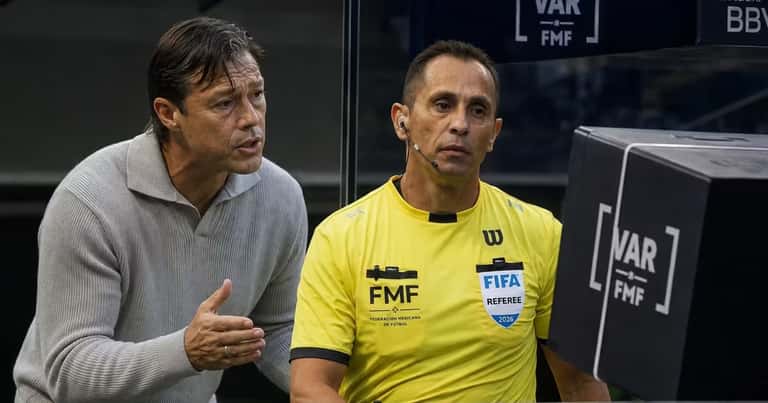 Matías Almeyda se acercó cuando Santander revisaba la jugada de Fidel Ambriz