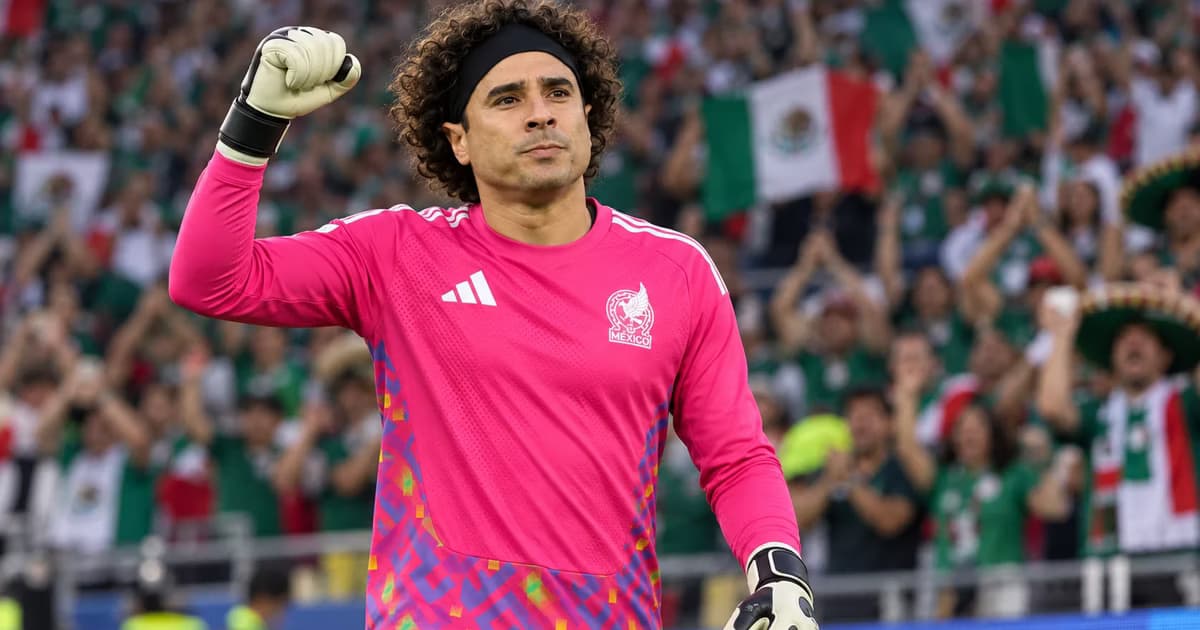 Guillermo Ochoa recibió un homenaje en el Memorial Coliseum de Los Ángeles, donde la afición mexicana le dedicó un tifo y una cálida bienvenida antes del partido contra Chile.
