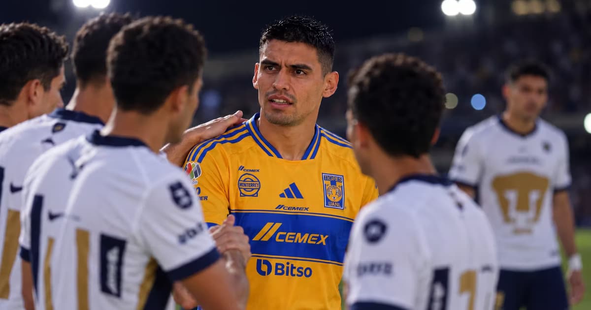 Memote Martínez y el saludo con los jugadores de Pumas