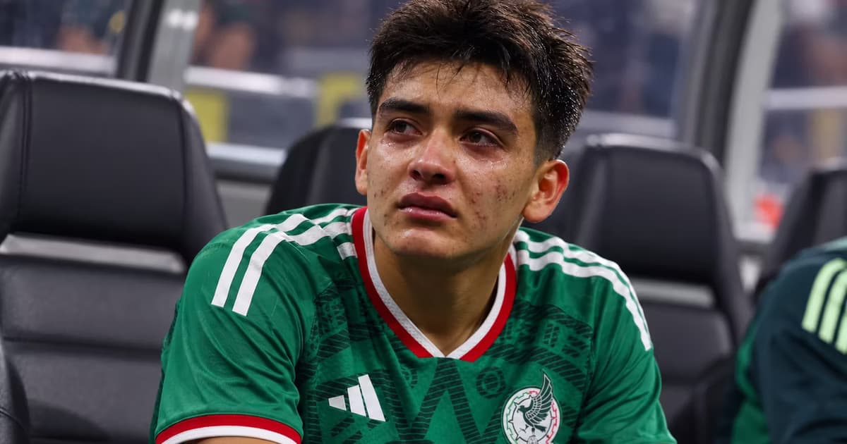 Gilberto Mora fue captado con gesto serio después de quedar fuera del México vs. Estados Unidos por molestias en el tobillo.