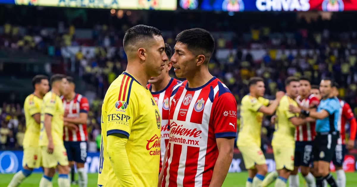 Erick Sánchez y Daniel Aguirre tuvieron un encontronazo en el Clásico Nacional