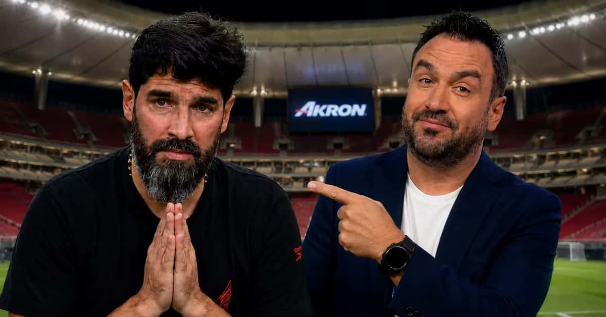 Sebastián Abreu pidiendo perdón y Fernando Cevallos apuntándolo