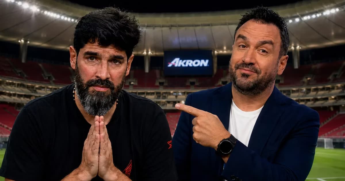 Sebastián Abreu pidiendo perdón y Fernando Cevallos apuntándolo