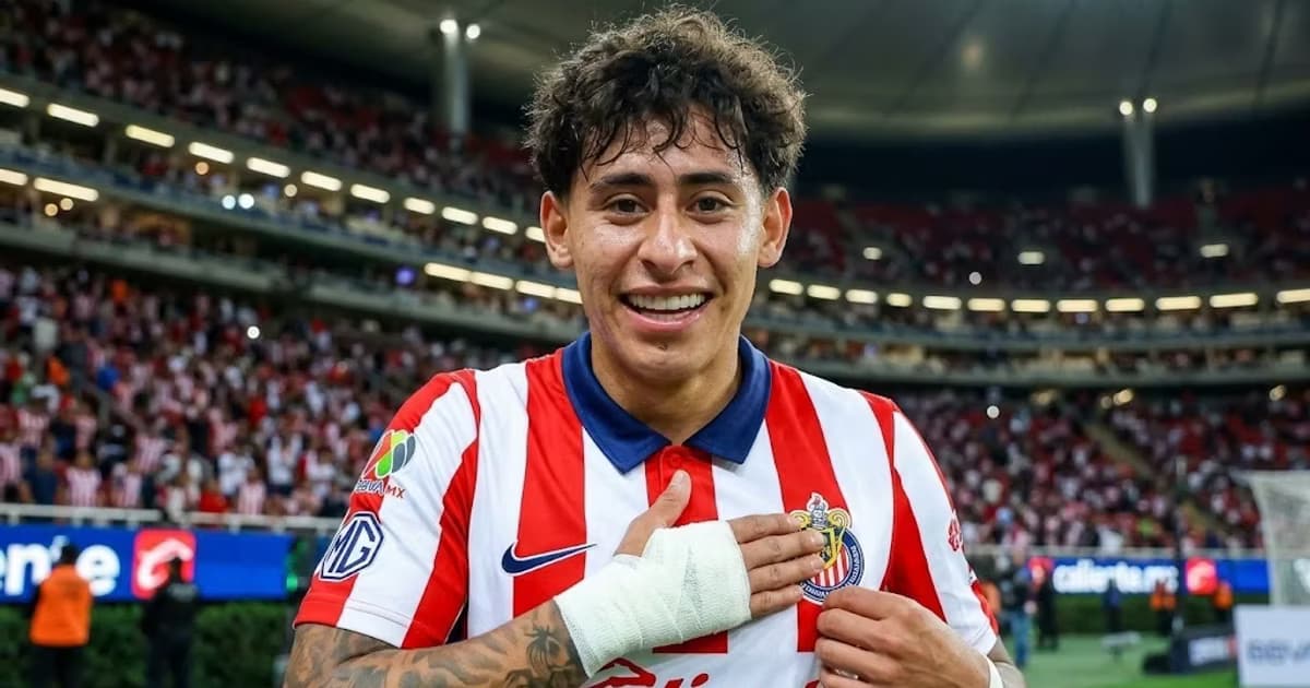 Santiago Sandoval celebró su gol ante Pumas con baile, beso al escudo de Chivas y un nuevo festejo junto a sus compañeros.