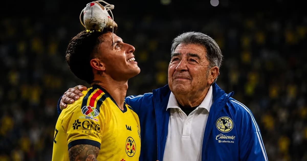 Carlos Reinoso viendo emocionado a Brian Rodríguez.