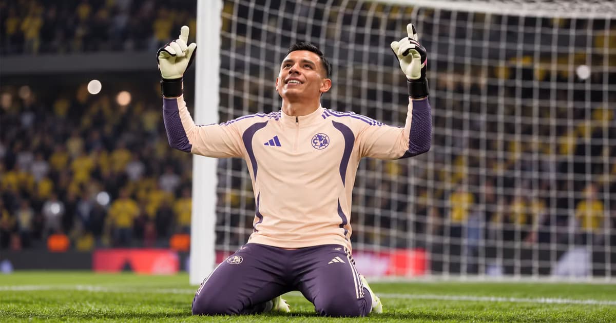 Luis Malagón besó los postes y sus guantes durante el calentamiento previo a su regreso como titular con el primer equipo del América.