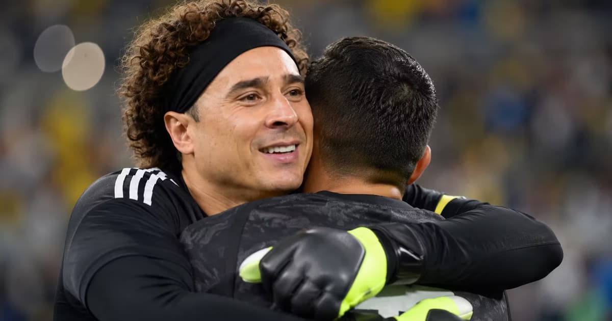 Guillermo Ochoa se reencontró con Fernando Tapia durante su visita al América, protagonizando un abrazo cargado de simbolismo entre dos generaciones de porteros azulcremas.