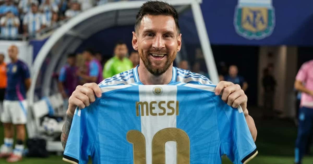 Lionel Messi presentó la camiseta especial que utilizará el 6 de octubre en su último partido con la Selección Argentina.