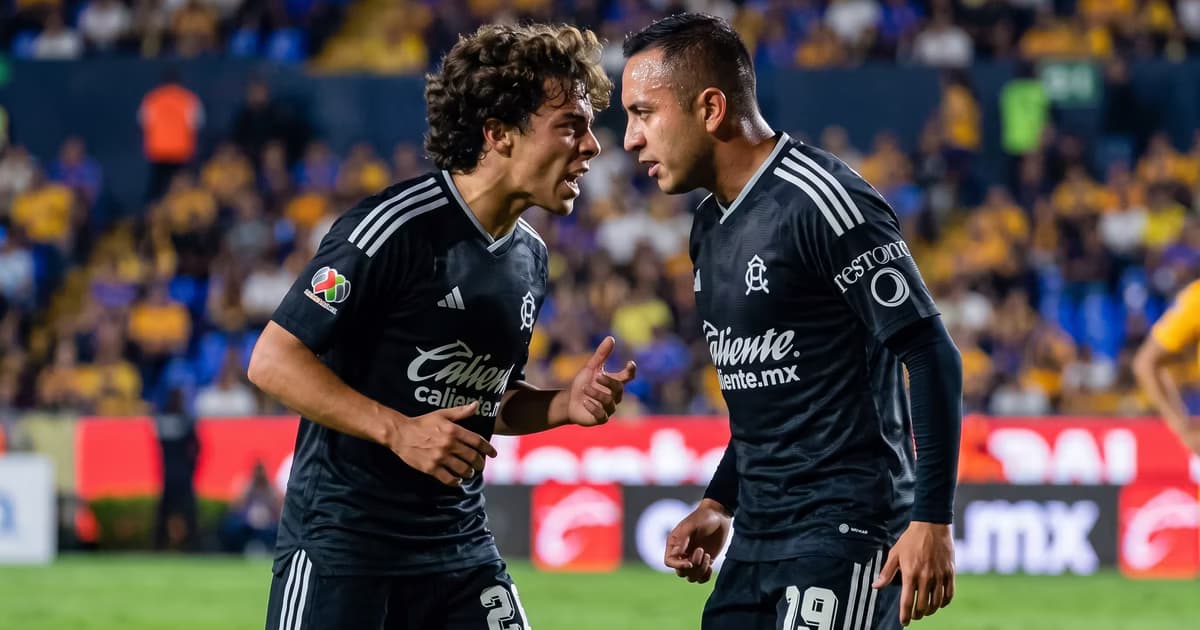 Erick Sánchez discutió con Carlos Álvarez tras finalizar el duelo entre Necaxa y América.