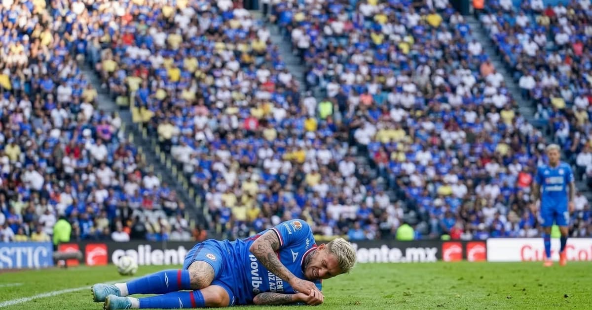 Néstor Araujo terminó su etapa con América en julio y actualmente se encuentra como agente libre, condición que facilitaría un posible regreso a Cruz Azul.