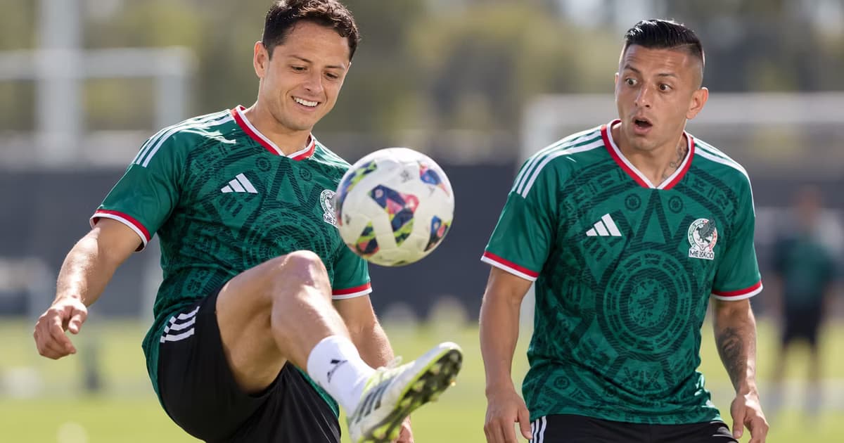 Roberto Alvarado terminó recibiendo el balón en el rostro durante una práctica de México, una acción que recordó el peculiar gol de Chicharito ante Chelsea.