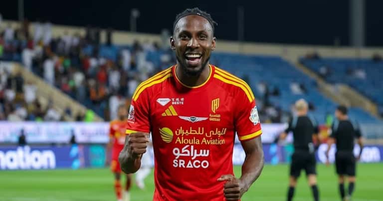 Julián Quiñones marca y guía al Al-Qadisiya al liderato de Arabia Saudita