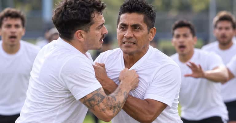 Jorge Campos y Alan Mozo se enganchan durante la cascarita organizada por Checo Pérez