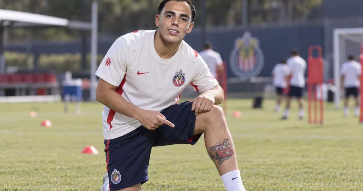 Hugo Camberos mostró durante una práctica de Chivas el tatuaje de Rayo McQueen que lleva en la pierna derecha.