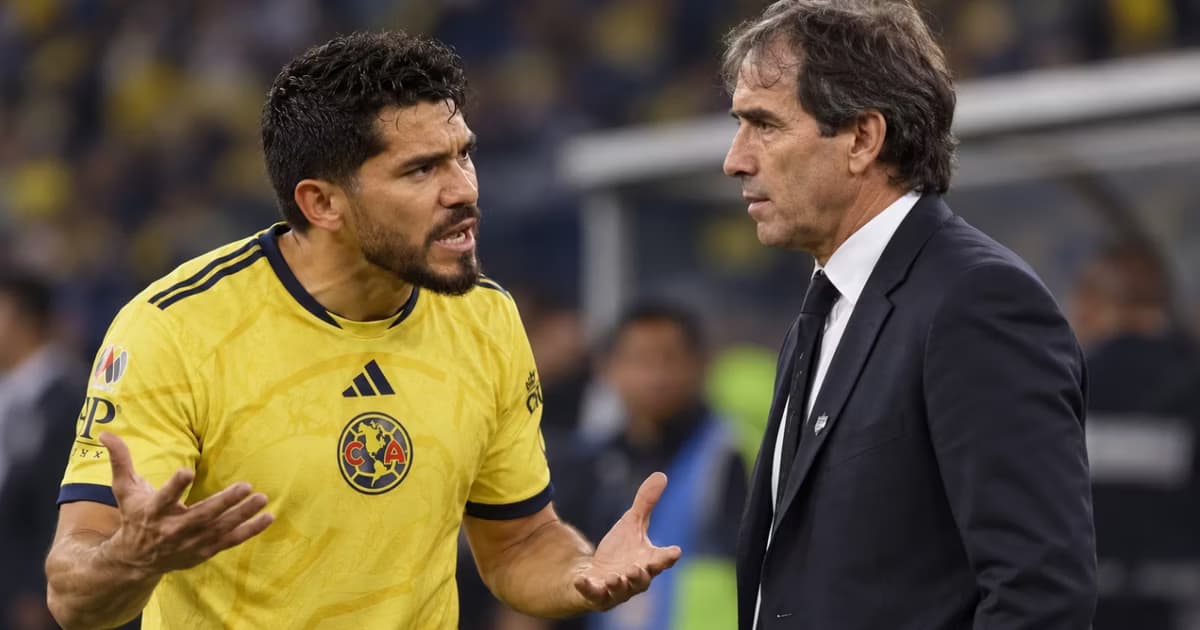Henry Martín mostró gestos de molestia después de ser sustituido al minuto 86 del Clásico Nacional, pese a haber participado en la jugada del empate del América.