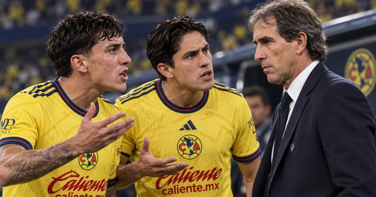 Alejandro Zendejas y Alan Cervantes mostraron gestos de molestia después de ser sustituidos por Guillermo Almada al minuto 52 del Clásico Nacional.