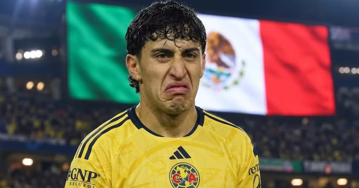 Alejandro Zendejas permaneció serio durante la entonación del Himno Nacional Mexicano antes del América vs. Chivas y la imagen generó comentarios por sus antecedentes con las selecciones de México y Estados Unidos.