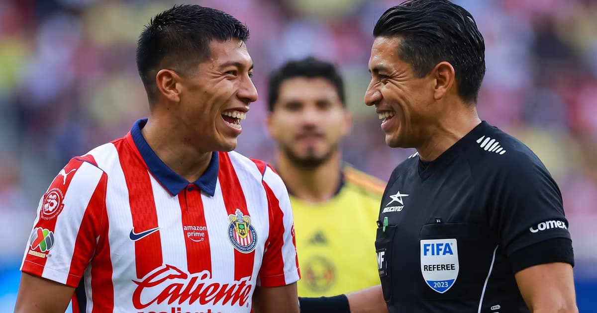 Daniel Aguirre pudo haber sido expulsado en el clásico nacional