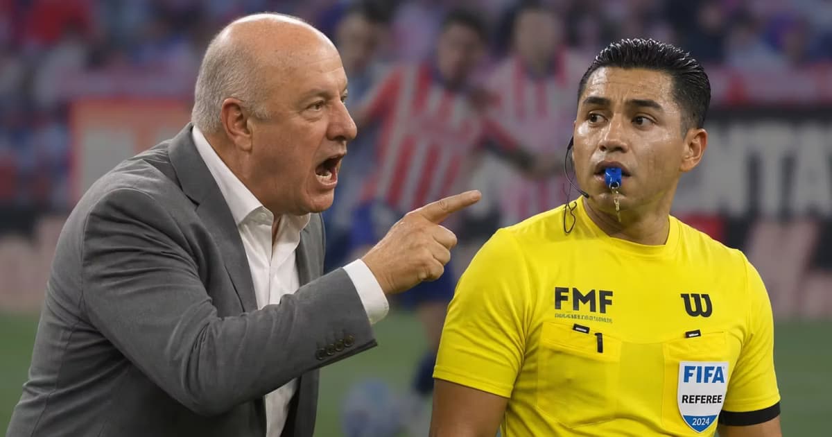 Eduardo Brizio gritándole a Víctor Cáceres.