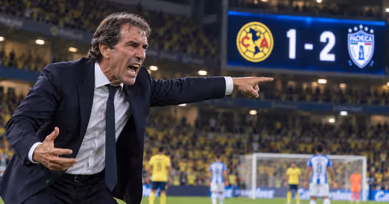 Guillermo Almada mostró su molestia contra sus defensas tras el gol de Pachuca ante el América