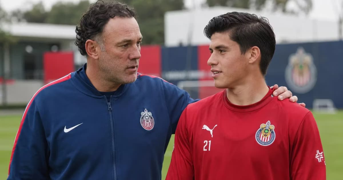 Gabriel Milito hablando con Jonny Pérez de espaldas.