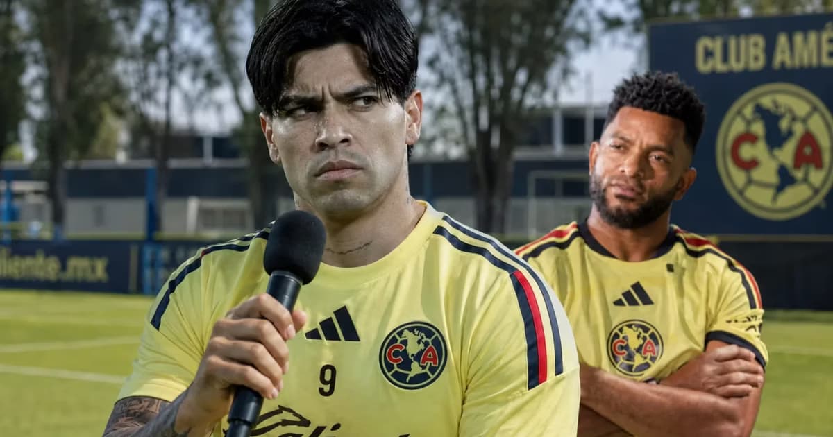 El chileno hablando de su futuro y detrás de el Miguel Borja.